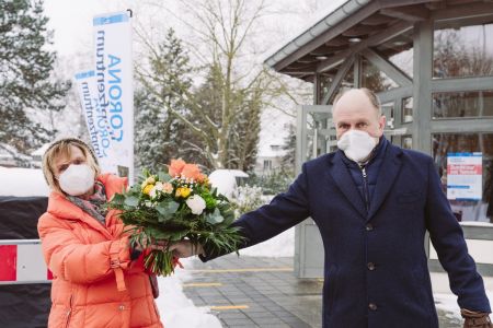 Das Impfzentrum in Salzkotten ist geöffnet. Landrat Christoph Rüther (rechts im Bild) begrüßte die ersten Impflinge persönlich und überraschte Ingelore Grabe mit einem Blumenstrauß.  Bildnachweis: Lina Loos für den Kreis Paderborn